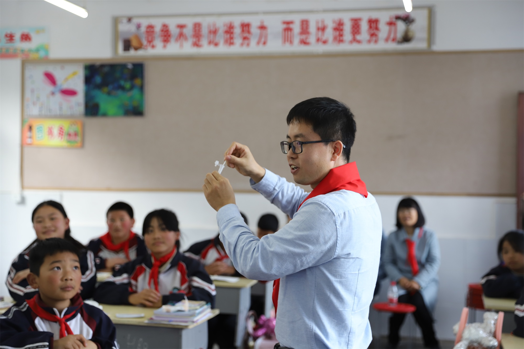 优德唯一官网科技·博士讲堂 关爱村落儿童爱心科普进校园公益活动圆满实现 优德唯一官网科技·博士讲堂 关爱村落儿童爱心科普进校园公益活动圆满实现